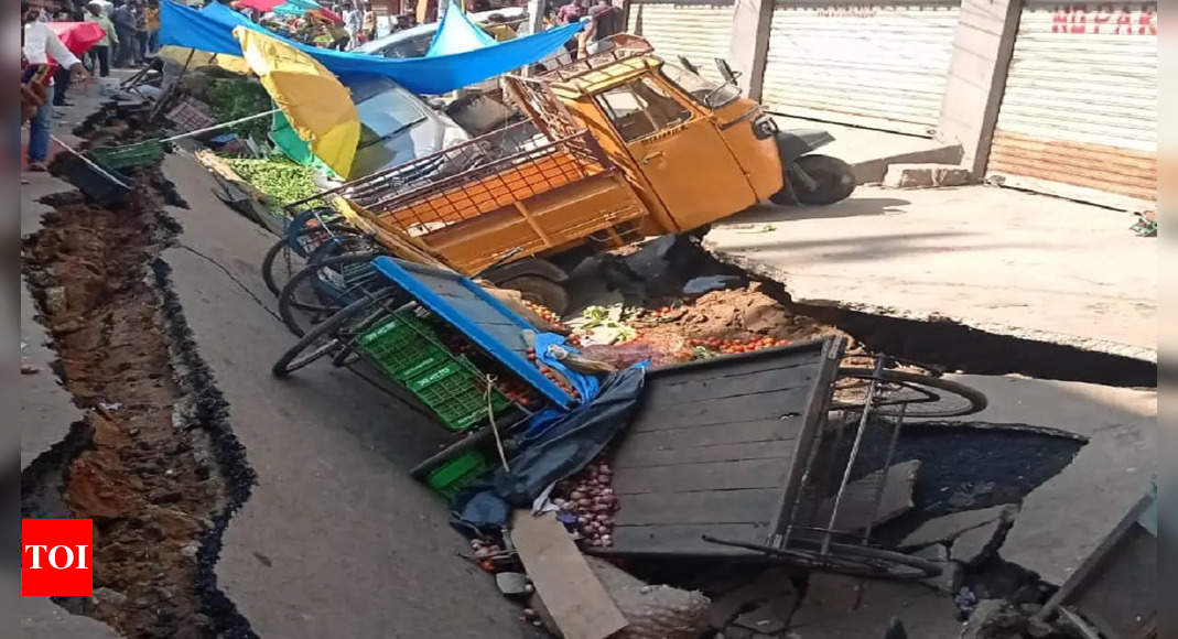 हैदराबाद के चकनावाड़ी में सड़क धंसी, अंदर खड़े वाहन दुर्घटनाग्रस्त |  हैदराबाद समाचार – टाइम्स ऑफ इंडिया