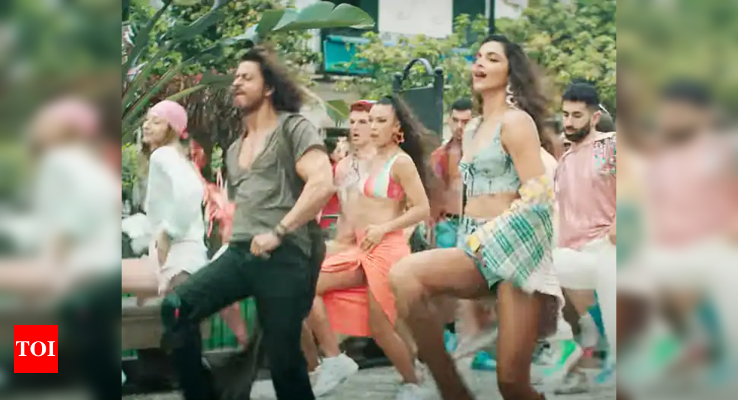 Crossover of Shah Rukh Khan’s Jhoome Jo Pathaan and Baadshah song goes viral; netizens are loving it! – Watch – Times of India
