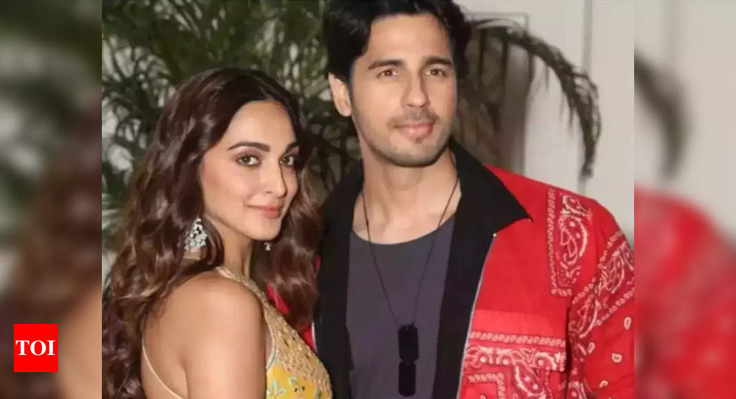 Amidst wedding rumours, Kiara Advani and Sidharth Malhotra spotted together at Manish Malhotra’s house – Watch video – Times of India