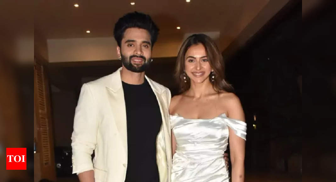 Rakul Preet looks stunning at boyfriend Jackky Bhagnani’s birthday bash – watch – Times of India