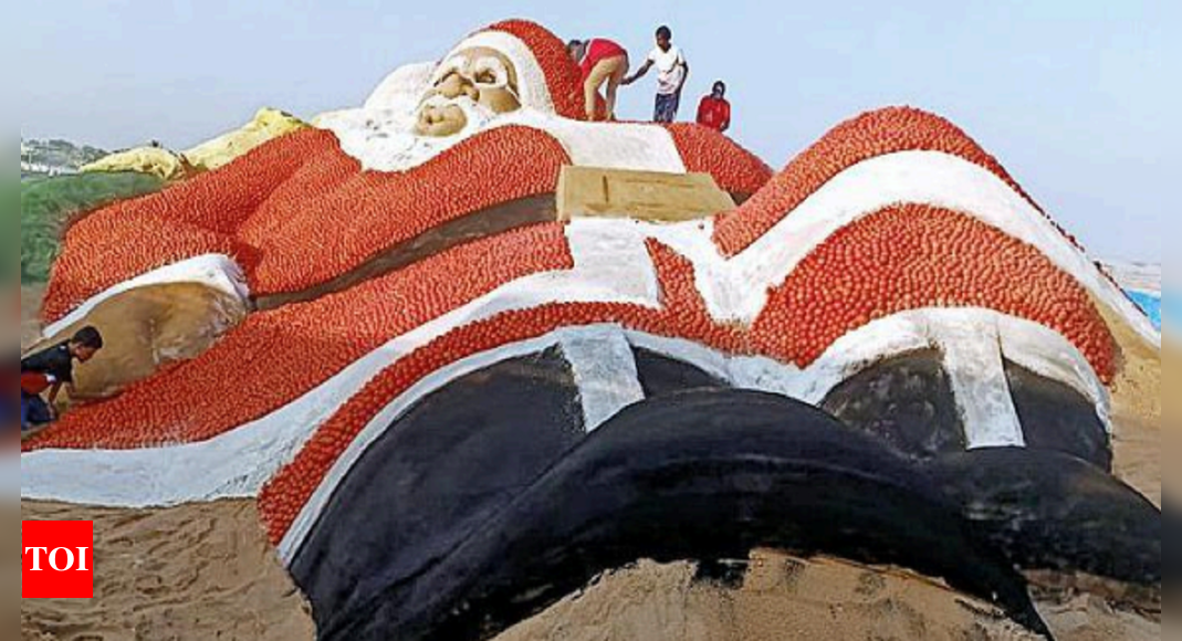 सुदर्शन पटनायक ने ओडिशा के गोपालपुर में बनाया विशालकाय सांता क्लॉज |  भुवनेश्वर समाचार – टाइम्स ऑफ इंडिया