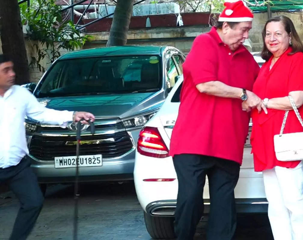 
Oops! Randhir Kapoor loses balance while posing for pictures, netizens blame the driver – ‘Gaali khayega ab’
