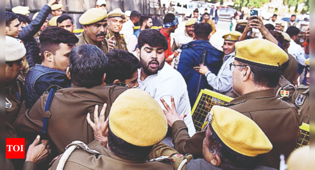 छात्रावासियों की सुरक्षा को लेकर आरयू छात्रों ने वीसी कार्यालय के बाहर किया विरोध प्रदर्शन |  जयपुर समाचार – टाइम्स ऑफ इंडिया