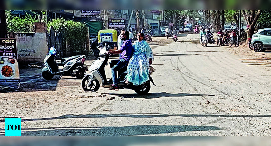 धारवाड़ में खराब सड़कें आवागमन को एक कठिन कार्य बनाती हैं  हुबली न्यूज – टाइम्स ऑफ इंडिया