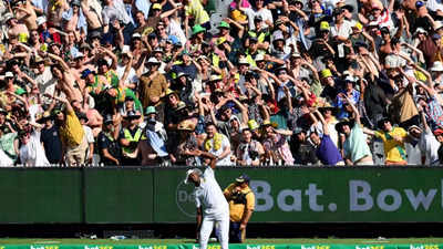 Watch: MCG crowd imitates Kagiso Rabada as he goes about stretching while fielding