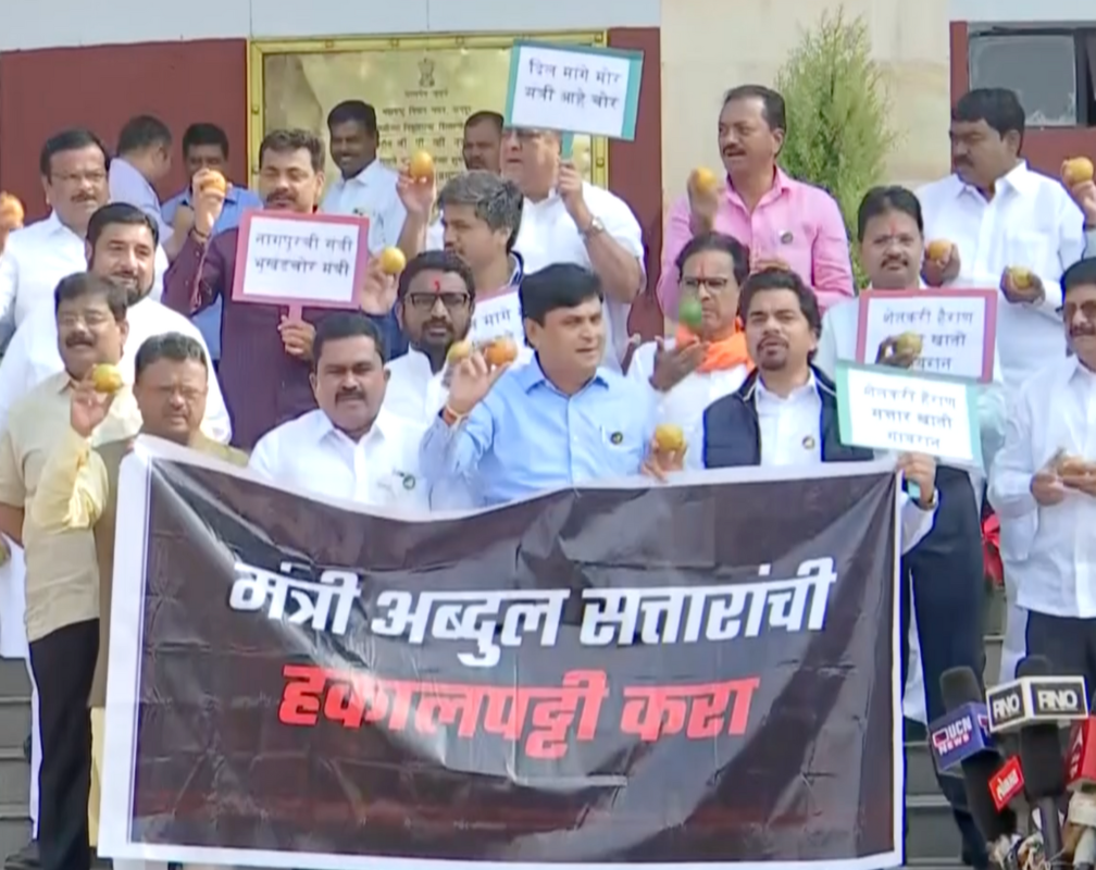 
MVA MLAs unique protest against Abdul Sattar in Nagpur
