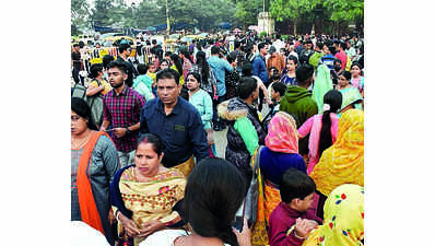 Year-end hangout rush, Metro work hit traffic in central, S Kol