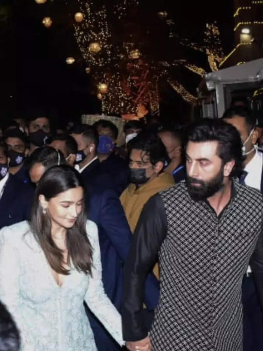 Shah Rukh Khan To Ranbir Kapoor-Alia Bhatt, B-Town Stars Visit Antilia ...