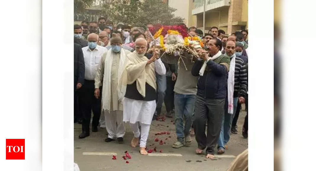 PM Modi performs last rites of his mother Heeraben- The New Indian Express