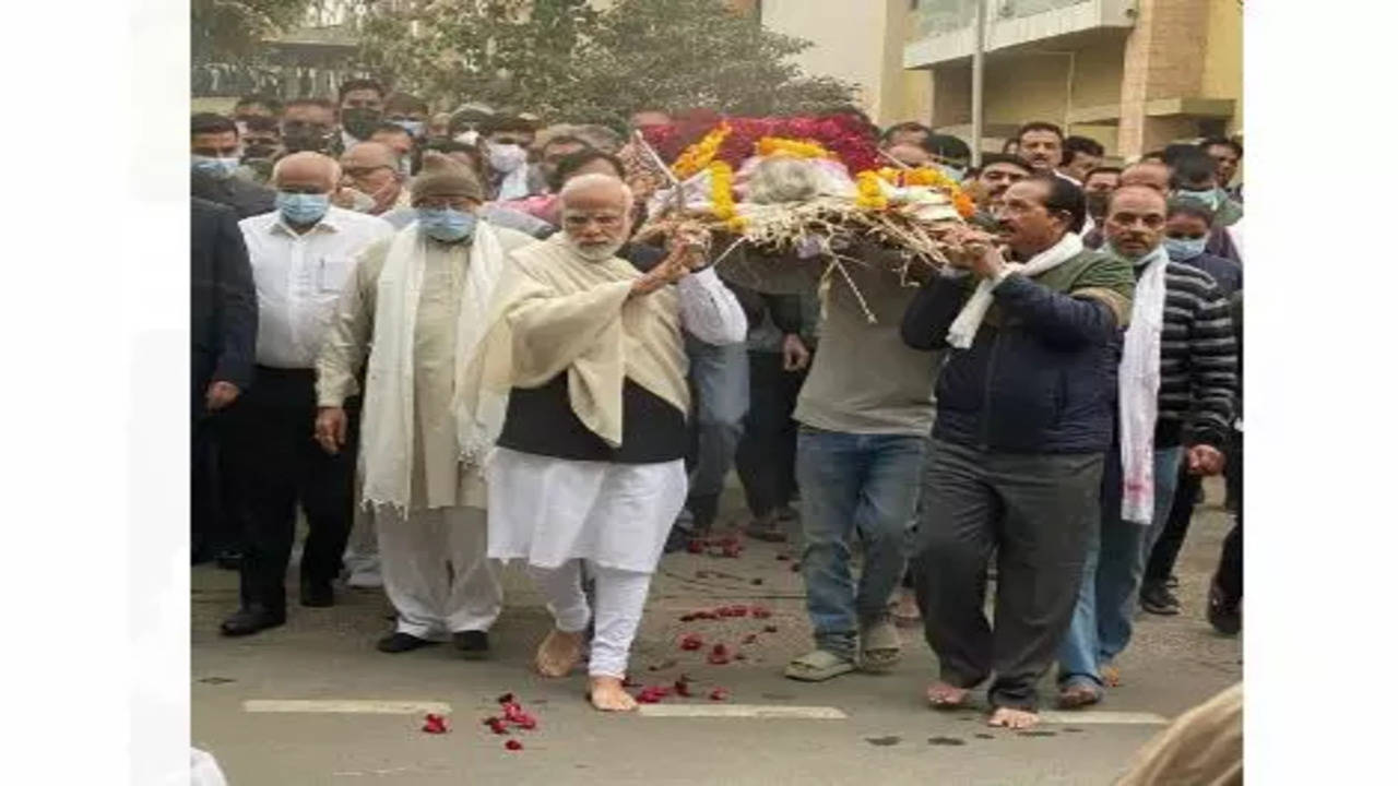 PM Modi performs last rites of his mother Heeraben- The New Indian Express