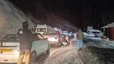 Himachal Snowfall: Over 2,000 Tourists Stranded In 500 Vehicles Rescued ...