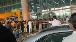 Throwback: Fan frenzy at Kolkata airport as Shah Rukh Khan and Rani Mukherji touch down City of Joy