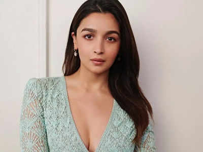 Alia Bhatt drops stunning new pictures, flaunts her solitaire, fans call her 'hot mama' - Pics inside