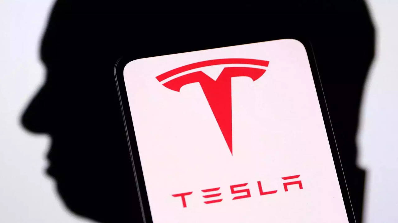 Tesla: Between new rivals and a distracted boss, Tesla suffers on
