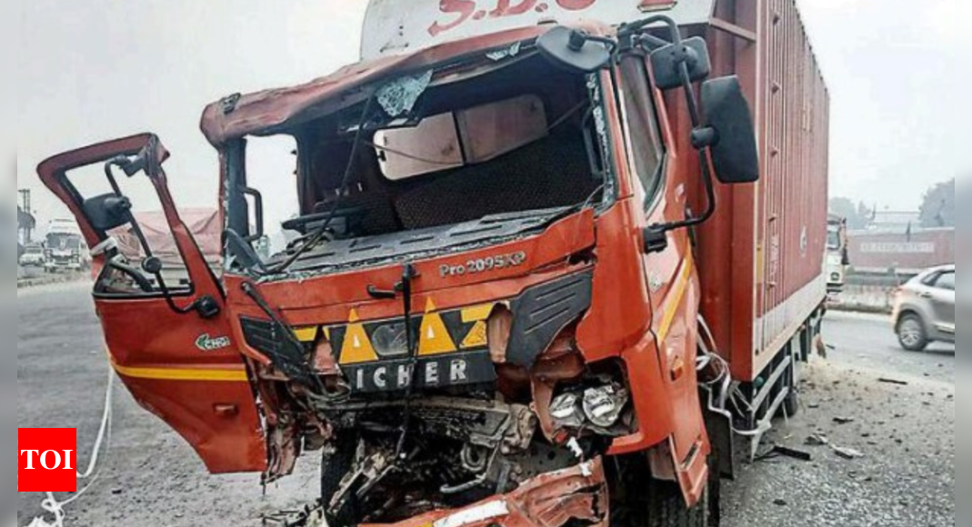दिल्ली-जयपुर हाईवे पर पहले बस को टक्कर मारने वाले ट्रक के ड्राइवर पर लापरवाही से मौत का मामला दर्ज |  गुड़गांव समाचार – टाइम्स ऑफ इंडिया
