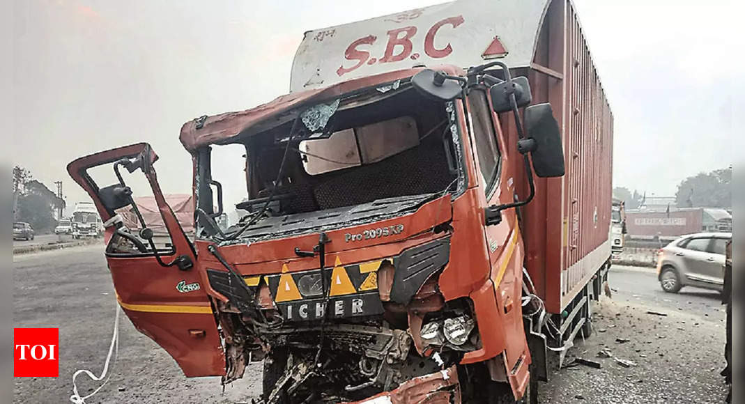 दिल्ली-जयपुर हाईवे पर ट्रक से टकराकर बस में लगी आग, चालक की जलने से मौत |  इंडिया न्यूज – टाइम्स ऑफ इंडिया