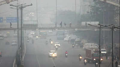 Smog Engulfs Delhi, AQI Remains In 'very Poor' Category At 369 | Delhi ...