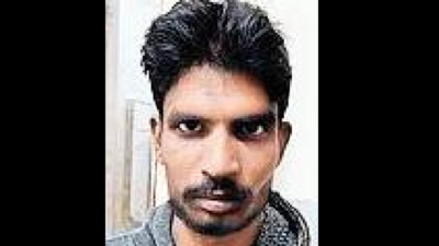 Locksmith's key to quick bucks: Start a dental clinic on footpath