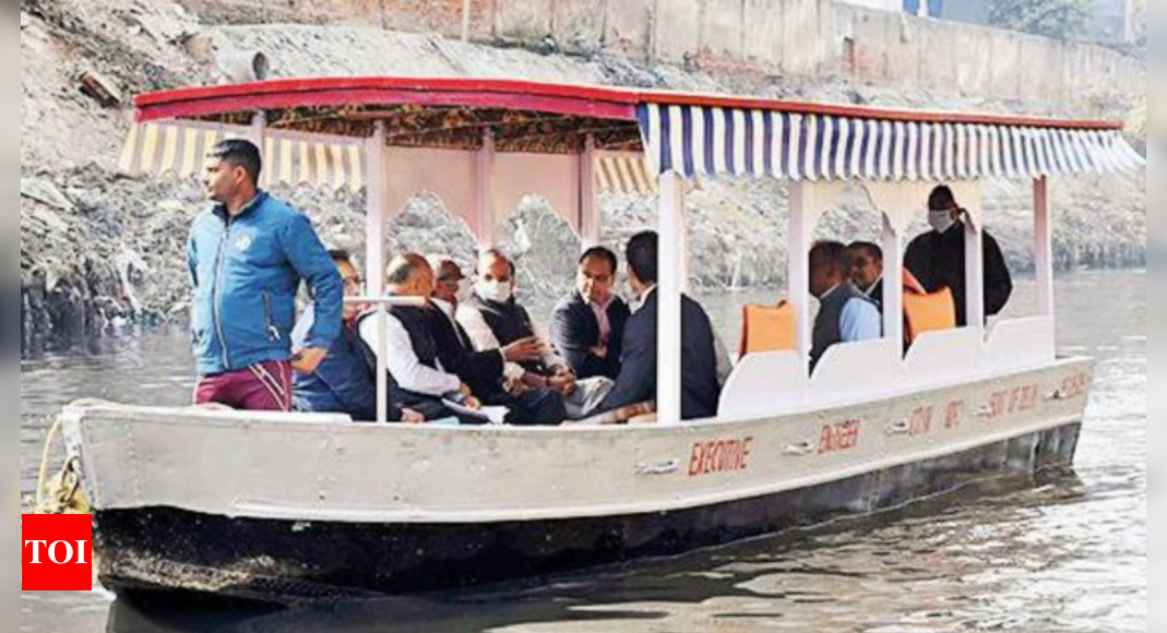 एनजीटी प्रमुख, दिल्ली एलजी वीके सक्सेना ने नजफगढ़ नाले पर नाव की सवारी की  दिल्ली समाचार – टाइम्स ऑफ इंडिया