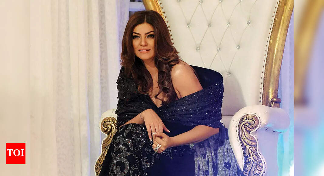 Sushmita Sen welcomes 2023 partying with daughters Renee and Alisah in Dubai | Hindi Movie News