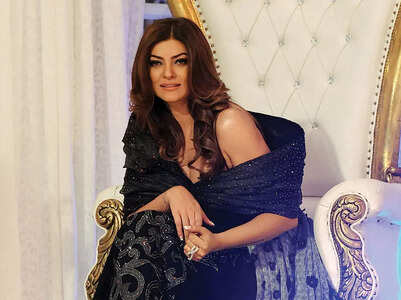 Sushmita welcomes 2023 with daughters