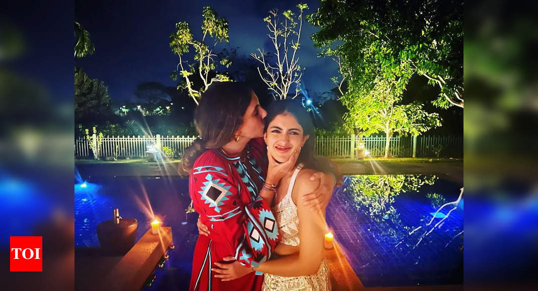 Shweta Bachchan squishes daughter Navya Naveli Nanda as they welcome ...