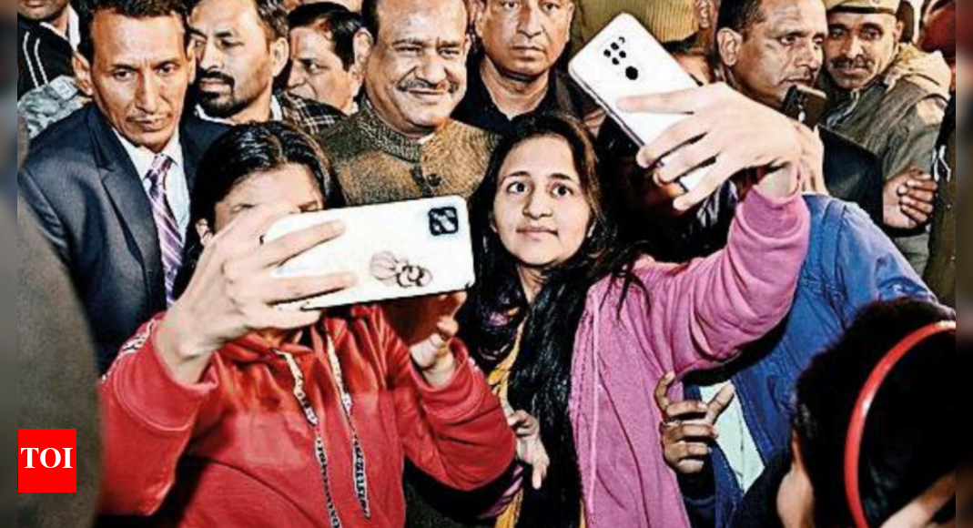 न्यूयॉर्क में नई ऊर्जा के साथ अपने लक्ष्य के लिए खुद को समर्पित करें: लोकसभा अध्यक्ष ने छात्रों से |  जयपुर समाचार – टाइम्स ऑफ इंडिया