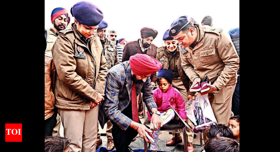 नोबल स्टार्ट टू न्यू ईयर: टॉप कॉप बने ‘कैंडी अंकल’ वंचित बच्चों के लिए |  लुधियाना समाचार – टाइम्स ऑफ इंडिया