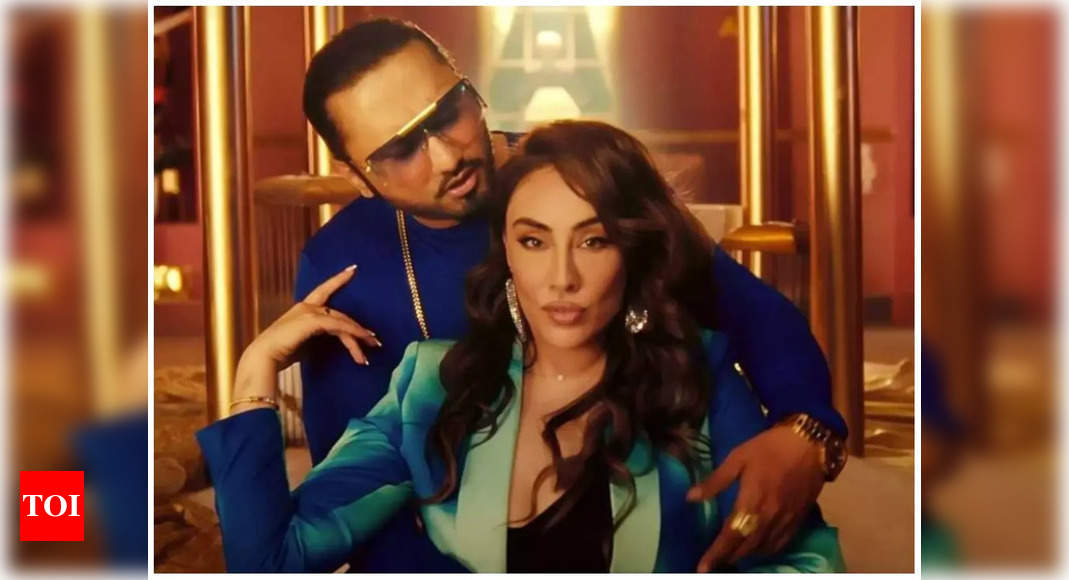 Honey Singh And Girlfriend Tina Thadani Welcome 2023 With A Mushy Video Hindi Movie News 