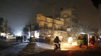 Pakistan economic crisis: Markets, restaurants and wedding halls to close early; government staff told to work from home