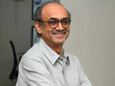 Telugu film producer Suresh Babu clears traffic on busy Hyderabad road