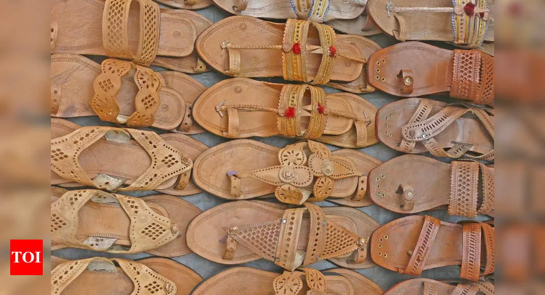 HD wallpaper: unpaired brown flip flops, sum, slipper, sandal, hawaii,  sunset | Wallpaper Flare