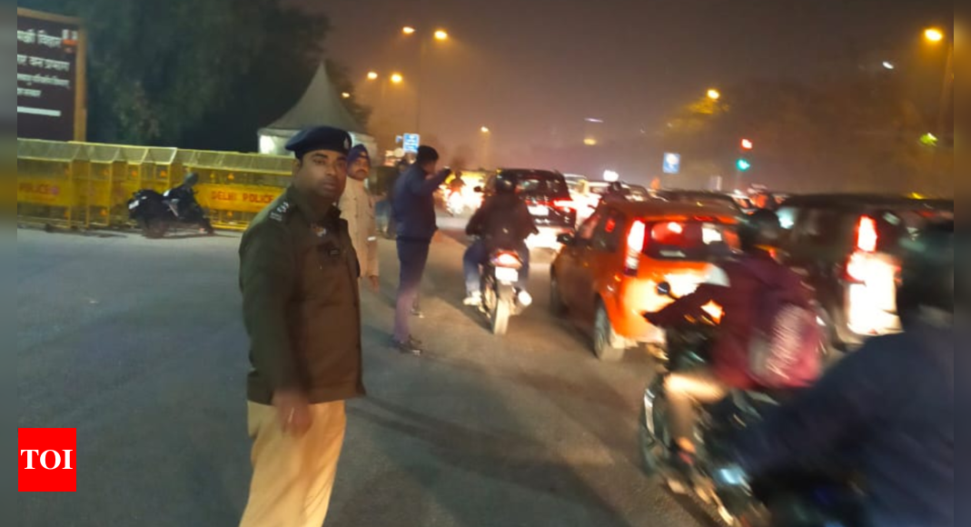 दिल्ली-नोएडा सीमा पर ट्रैफिक जाम के कारण रेंगते वाहन |  दिल्ली समाचार – टाइम्स ऑफ इंडिया