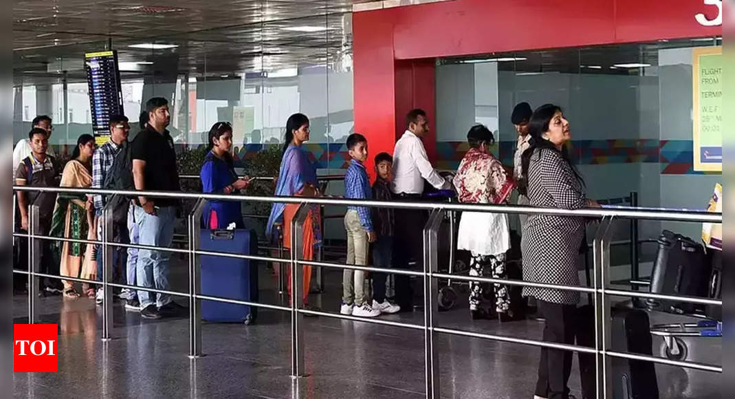 दिल्ली एयरपोर्ट ने यात्रियों के लिए जारी किया फॉग अलर्ट, ट्रेनें लेट  दिल्ली समाचार – टाइम्स ऑफ इंडिया