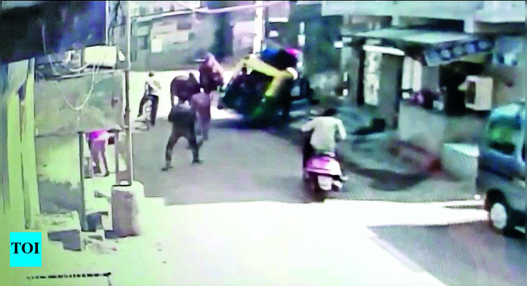 जेतपुर में सांडों ने 7 स्कूली बच्चों के साथ ऑटो पलटा |  राजकोट समाचार – टाइम्स ऑफ इंडिया