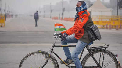 Mercury drops to 1.8 degrees at Ayanagar as Delhi reels under cold wave