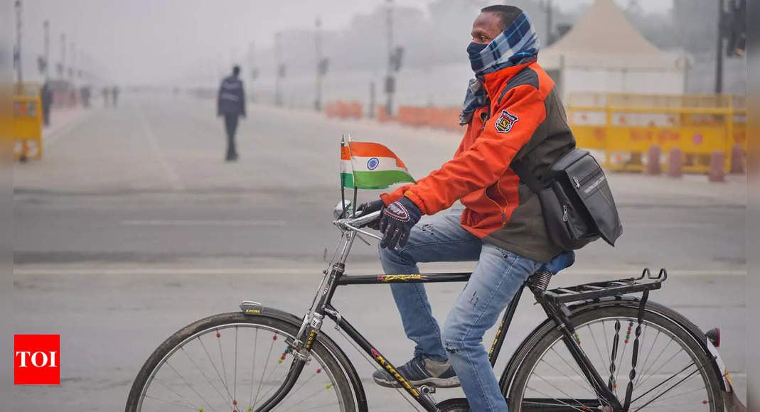 शीतलहर की चपेट में दिल्ली, आयानगर में पारा 1.8 डिग्री गिरा |  दिल्ली समाचार – टाइम्स ऑफ इंडिया