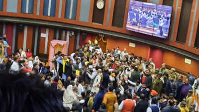 AAP creates ruckus over administering oath to aldermen, MCD House adjourned without mayor election