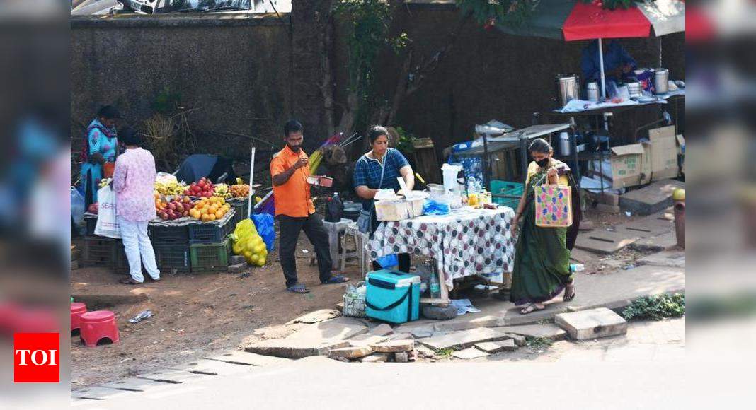 सब्जी, फल विक्रेता तेज कारोबार के लिए जीएमसी के बाहर अपनी जमीन पर टिके हुए हैं  गोवा समाचार – टाइम्स ऑफ इंडिया