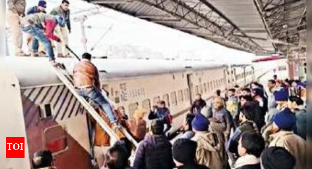 Man climbs onto train roof to get back slippers, charred to death