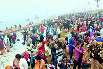 Magh Mela begins, 5L take dip in freezing Sangam