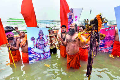 Magh Mela begins, 5L take dip in freezing Sangam