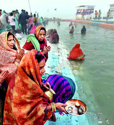 Magh Mela begins, 5L take dip in freezing Sangam