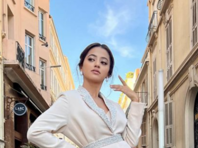 Helly Shah aces ethnic and western outfits