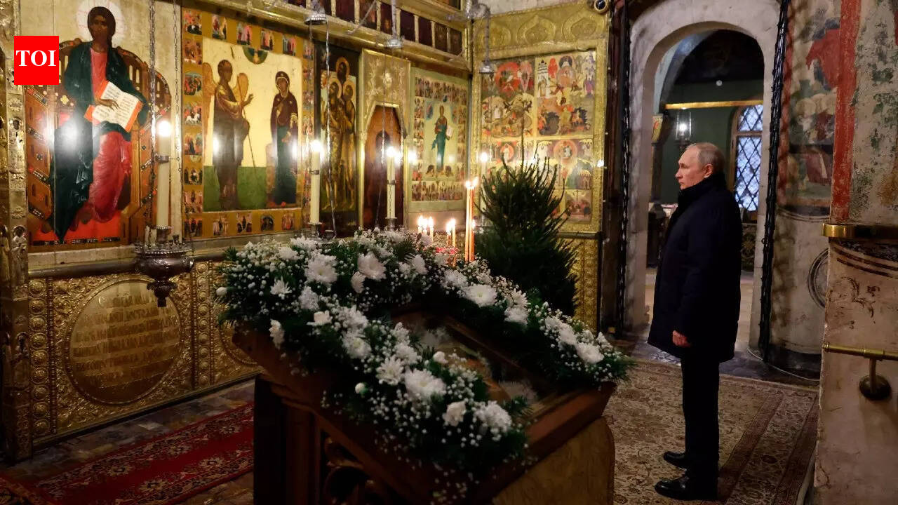 Lone Putin observes Christmas at Kremlin church - The Times of India