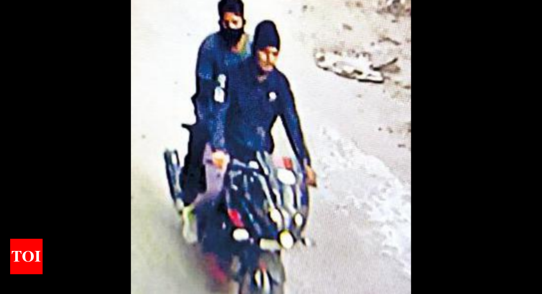 वही लुटेरों की जोड़ी ने 48 घंटे में बेंगलुरू और हैदराबाद में ग्यारह जंजीरें झपटी |  हैदराबाद समाचार – टाइम्स ऑफ इंडिया