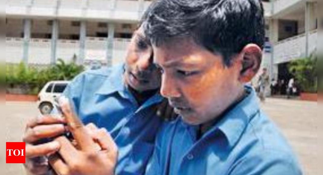 स्कूलों में मोबाइल फोन के लिए छात्रों की तलाशी बंद करें: केरल अधिकार पैनल |  तिरुवनंतपुरम समाचार – टाइम्स ऑफ इंडिया