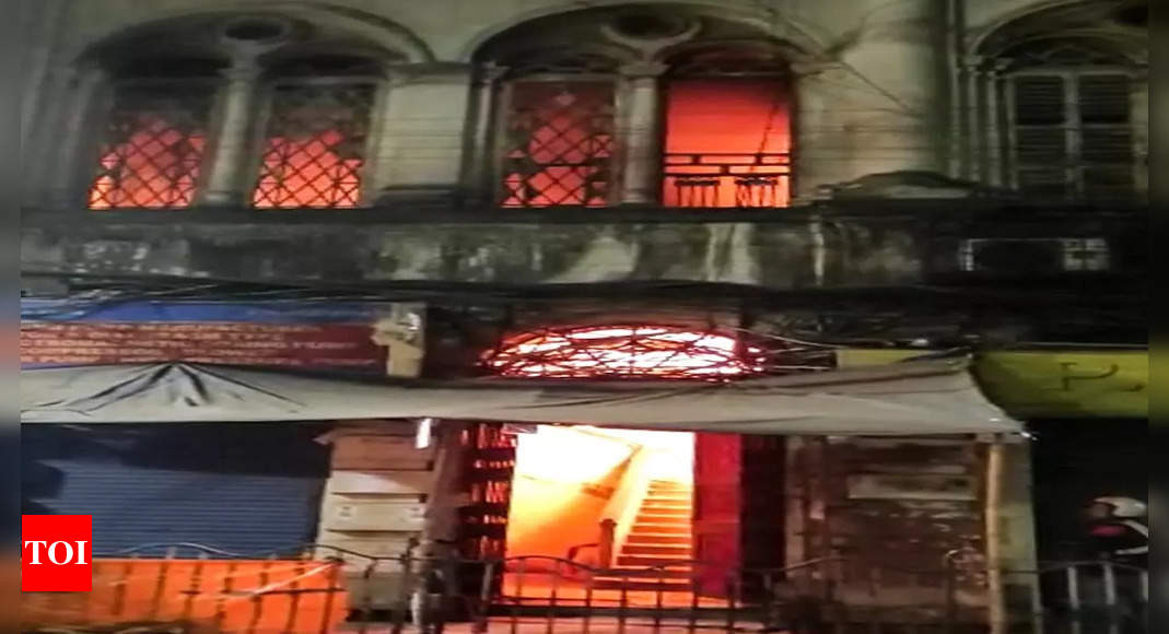 कोलकाता की इमारत में लगी आग;  दमकलकर्मियों ने 50 निवासियों को बचाया |  कोलकाता समाचार – टाइम्स ऑफ इंडिया