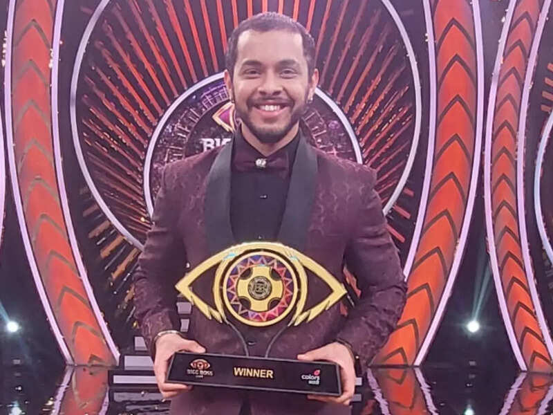 Bigg Boss Marathi 4 winner: Akshay Kelkar lifts the trophy; receives Rs. 15,55,000, a gold bracelet, 5 lakhs cheque, and other prizes