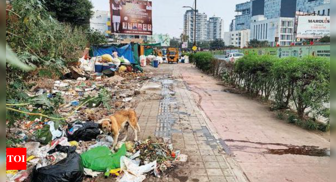 बालेवाड़ी में फुटपाथ पुणे में कचरा अलगाव स्थल में बदल जाता है  पुणे समाचार – टाइम्स ऑफ इंडिया